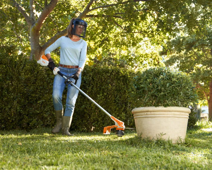 Stihl FSA60R Cordless Grass Trimmer Battery and Charger Set - Image 4