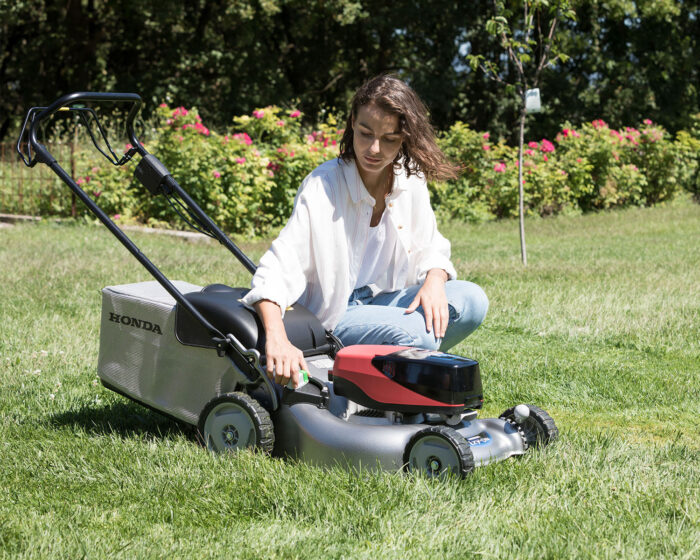 Honda Izy HRG 466 XB Cordless Lawnmower Bundle - Image 2