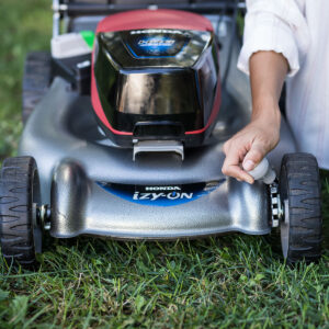 Honda Izy HRG 466 XB Cordless Lawnmower Bundle - Image 7