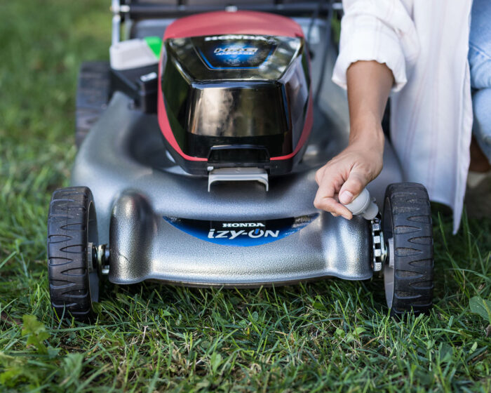 Honda Izy HRG 466 XB Cordless Lawnmower Bundle - Image 7