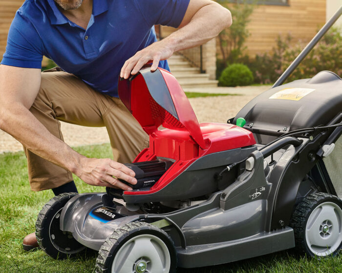 Honda HRX476 XB Cordless Lawnmower Bundle - Image 2