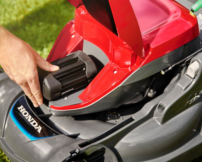 Honda HRX476 XB Cordless Lawnmower Bundle - Image 7
