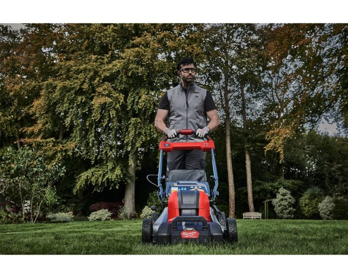 MILWAUKEE® M18 FUEL™ 46cm Cordless Lawnmower (Mower only) - Image 3