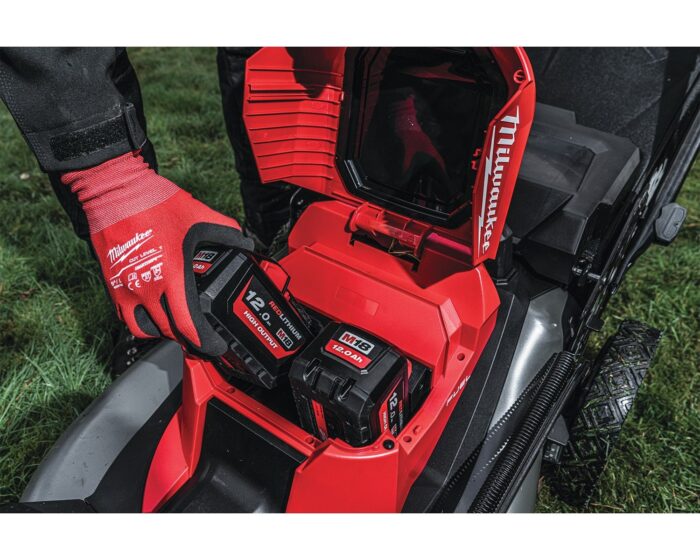MILWAUKEE® M18 FUEL™ 53cm Cordless Lawnmower Kit - Image 7