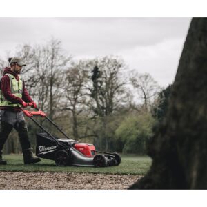 MILWAUKEE® M18 FUEL™ 53cm Cordless Lawnmower Kit - Image 8