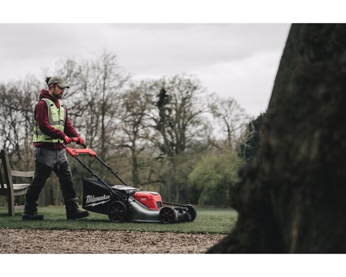 MILWAUKEE® M18 FUEL™ 53cm Cordless Lawnmower Kit - Image 8