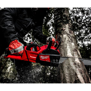 MILWAUKEE® M18 FUEL™ 40cm Chainsaw Kit - Image 6