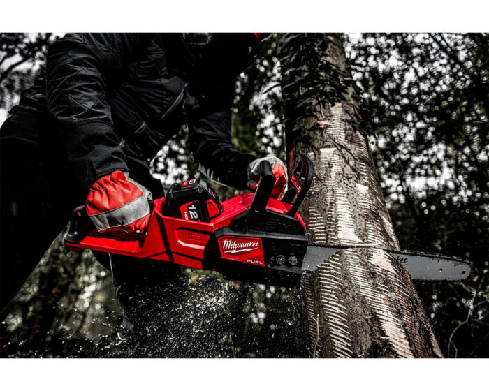MILWAUKEE® M18 FUEL™ 40cm Chainsaw Kit - Image 6