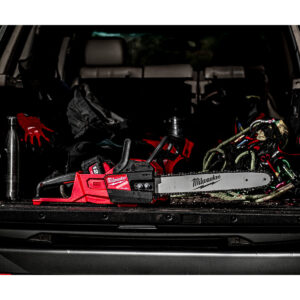 MILWAUKEE® M18 FUEL™ 40cm Chainsaw Kit - Image 7