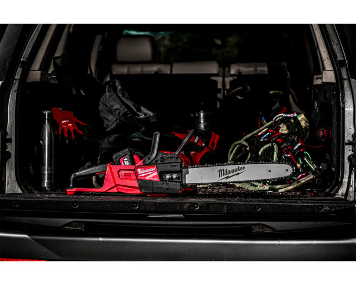 MILWAUKEE® M18 FUEL™ 40cm Chainsaw Kit - Image 7