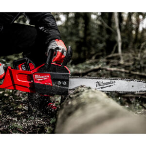 MILWAUKEE® M18 FUEL™ 40cm Chainsaw Kit - Image 8