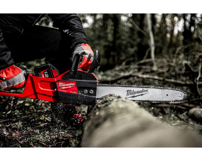 MILWAUKEE® M18 FUEL™ 40cm Chainsaw Kit - Image 8