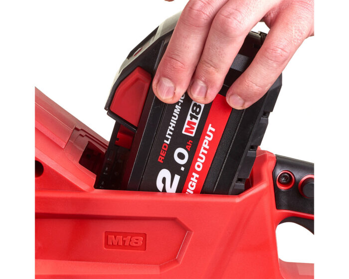 MILWAUKEE® M18 FUEL™ 30cm Chainsaw Kit - Image 4