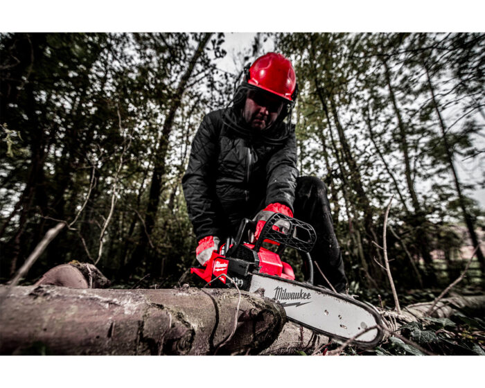 MILWAUKEE® M18 FUEL™ 30cm Chainsaw Kit - Image 5