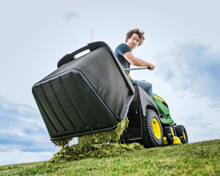 John Deere X167R Rear Collect 42" Ride On Lawn Mower - Image 2