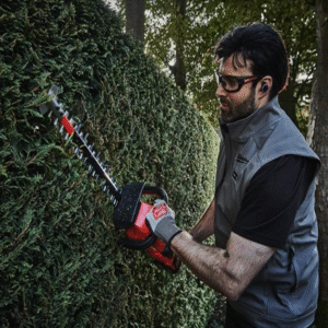 MILWAUKEE® M18 FUEL™ 60cm Hedge trimmer kit - Image 5