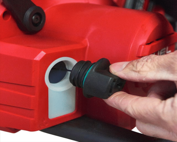 MILWAUKEE® M18 FUEL™ 35cm Chainsaw Kit - Image 4