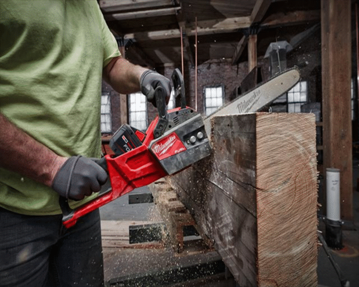 MILWAUKEE® M18 FUEL™ 35cm Chainsaw Kit - Image 7