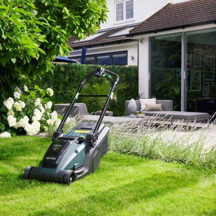 Hayter Hawk 43 AD Cordless Lawnmower Set - Image 3