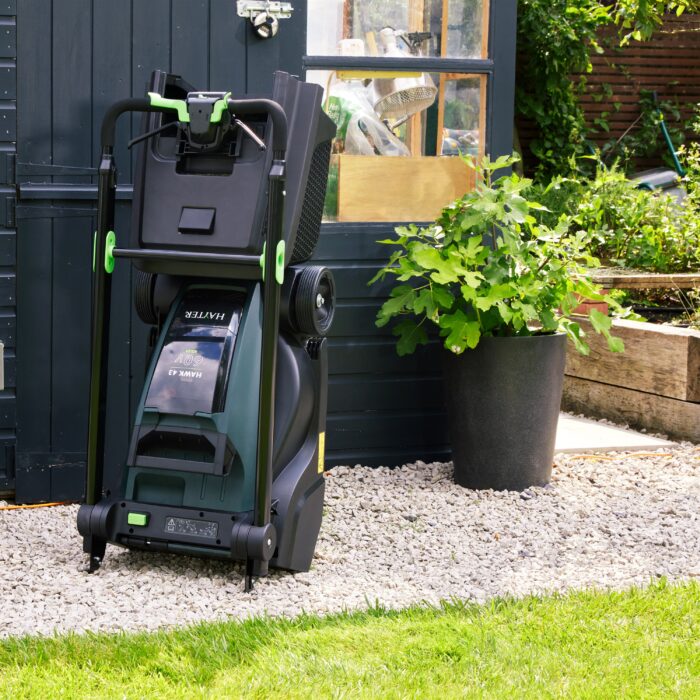 Hayter Hawk 43 AD Cordless Lawnmower Set - Image 4