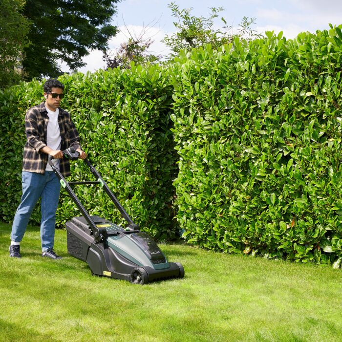 Hayter Hawk 43 AD Cordless Lawnmower Set - Image 5