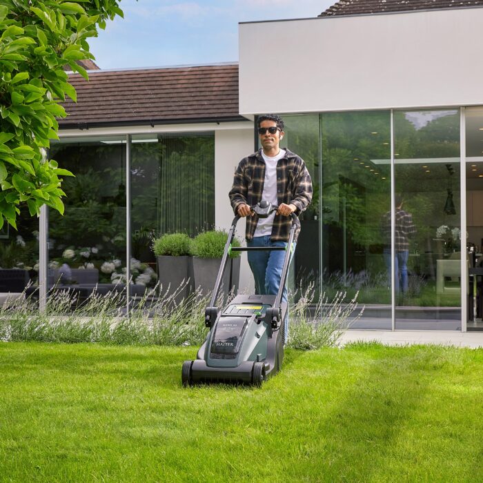 Hayter Hawk 43 AD Cordless Lawnmower Set - Image 6